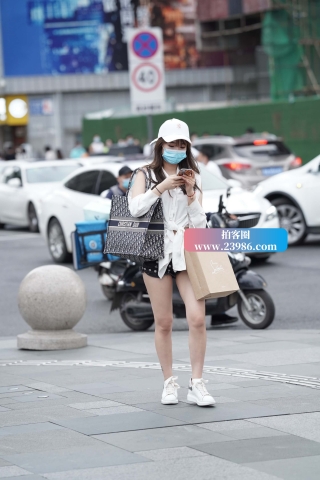 带着鸭舌帽的青春小姐姐