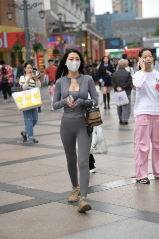 街拍紧身瑜伽裤美眉