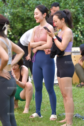 ★蓝色瑜伽紧身裤美女