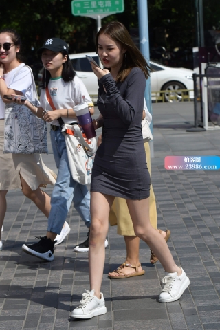 街拍灰色包臀裙姐姐