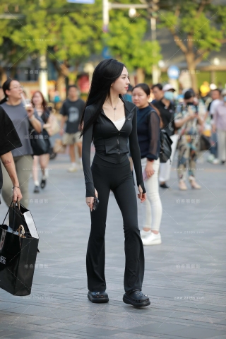 街拍黑色长裤美眉