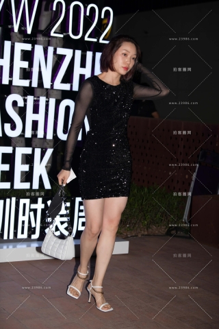 白色凉高短黑裙美女