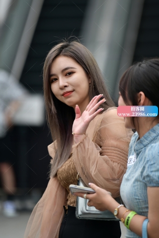 ★大方黑色热裤美女