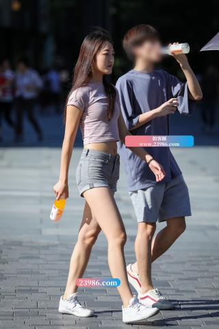 牛仔热裤小蛮腰