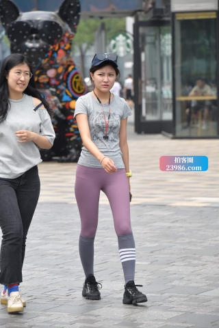 粉色瑜伽裤美眉