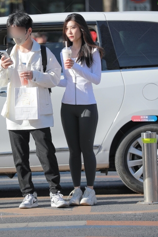 【玻璃街拍】紧身瑜伽裤美女