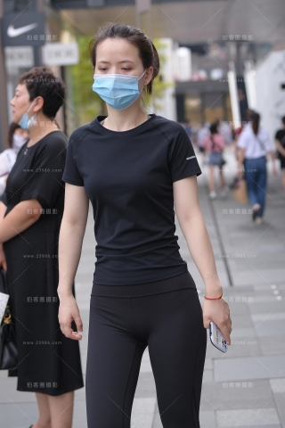 简约黑，润臀美女