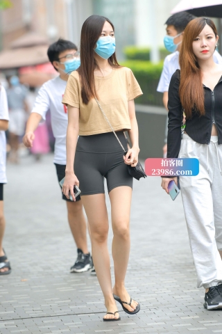 街拍短瑜伽裤人字拖小妹