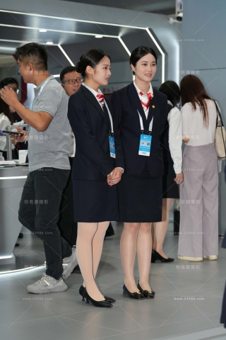 金融公司的两位制服rou丝姐妹