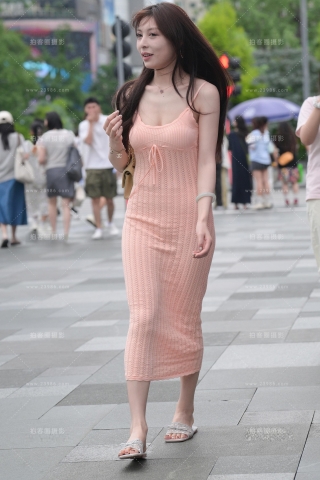 粉裙美女【附赠视频】