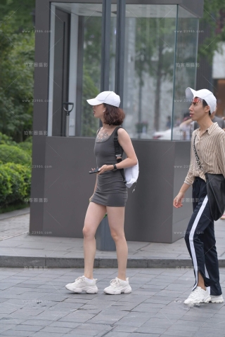 灰色包臀裙性感纹身美眉