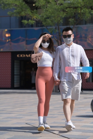 鼓鼓的粉色瑜伽裤美女