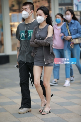 街拍灰色裙小姐姐