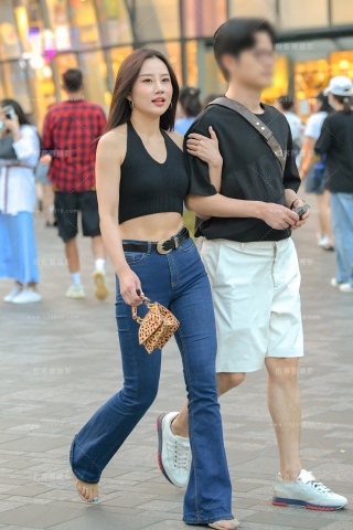 【街拍之魂赛帖】赶着吃晚饭的情侣