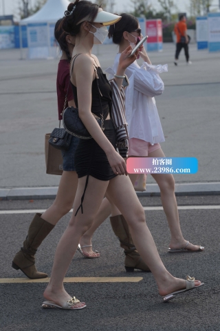 白皙的包臀裙美女