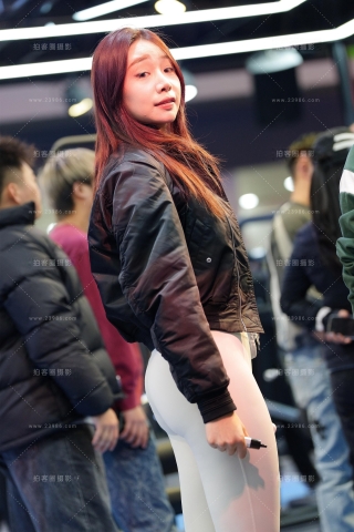 白色紧身瑜伽裤