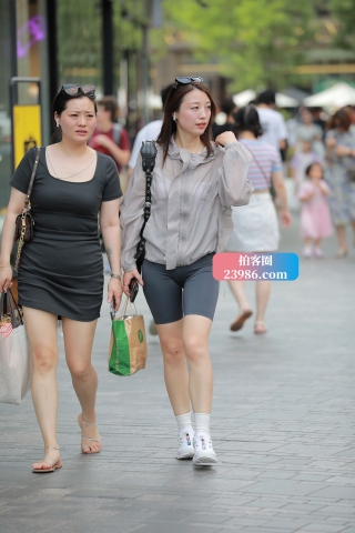 短瑜伽裤，运动鞋美女