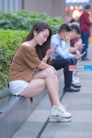 花坛边的美腿小姐姐