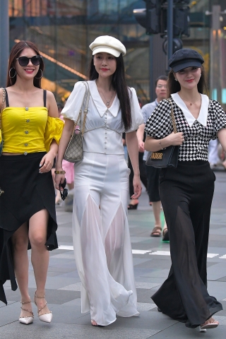 诱人的白裤小姐姐