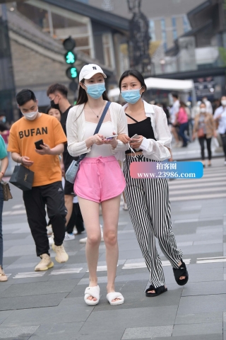 高挑的粉色短裤小姐姐