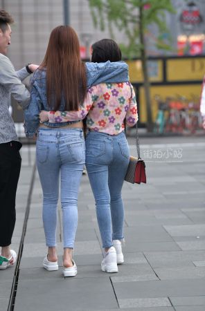 “勾肩搭背”俩姐妹