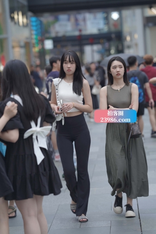 街拍黑色长裤妹纸