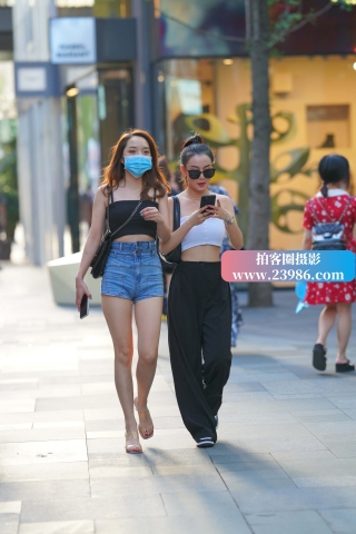 街拍高挑的高腰热裤小姐姐