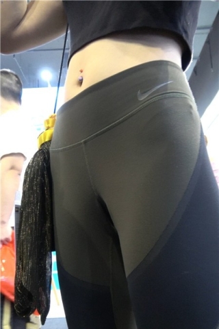 4K - 极品苗条小蛮腰露脐紧身运动弹力裤性感美女[2.01 GB]（视频版）