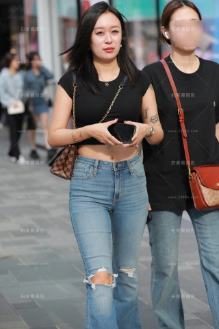 【玻璃街拍】蓝色牛仔裤美女