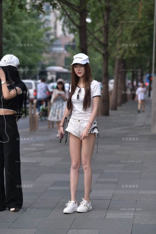 短热裤小姐姐