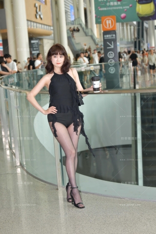 魅力四射，性感黑丝长腿~