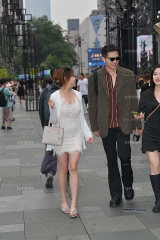 一双白里透红的美zu美腿~