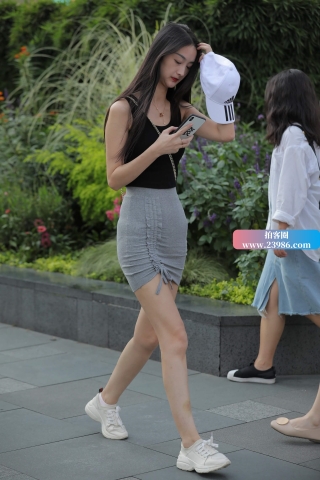 街拍包臀短裙运动鞋美眉