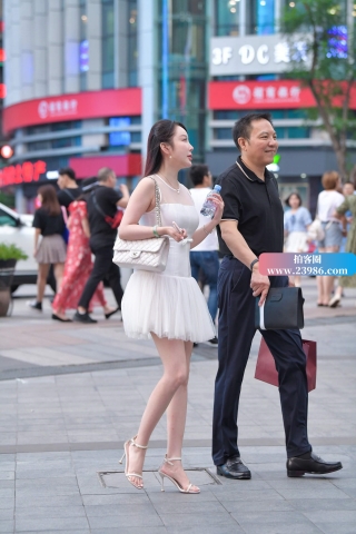 白短蓬松裙性感美女