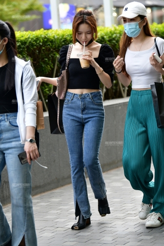 ★身材极好牛仔裤美女★