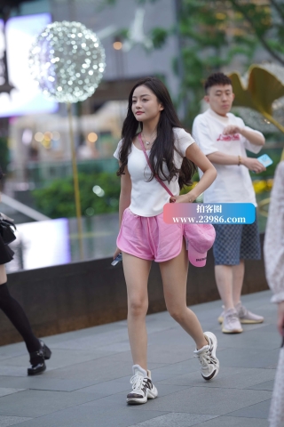 街拍粉色热裤MM