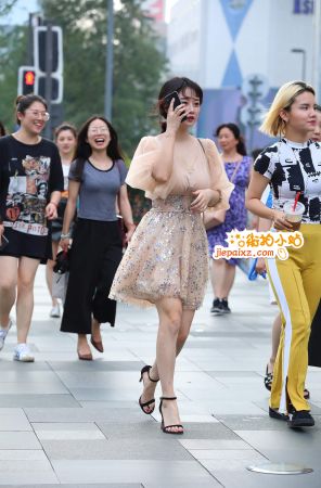 街拍米色公主裙高跟美女