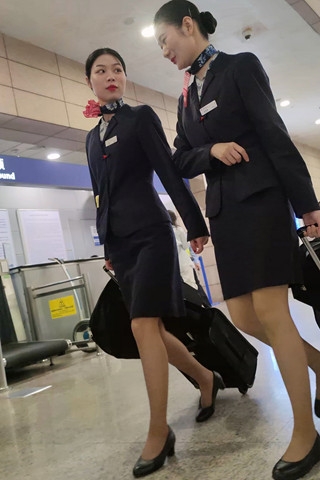 机场偶遇东航空姐下班浅棕色丝太有质感了（视频版）