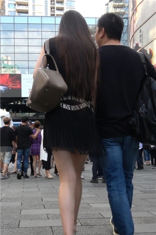 性感高挑身材连衣裙长发街拍美女（视频版）