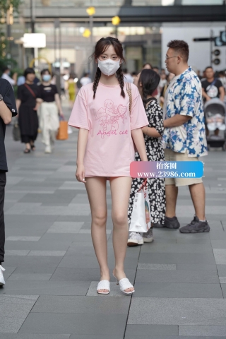 街拍小清新，双麻花辫女孩！