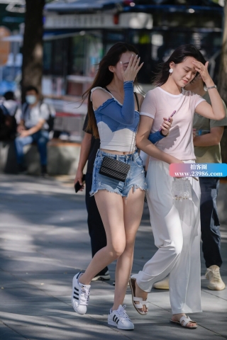 街拍小蛮腰热裤美眉
