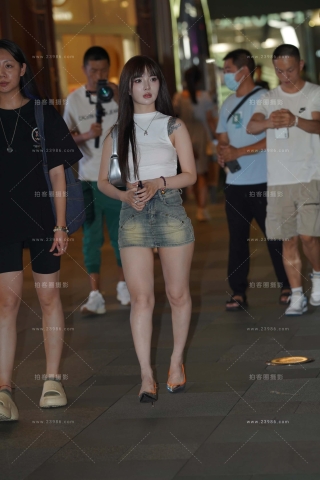 街拍极品超短牛仔裙辣妈