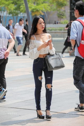 苗条细腰牛仔美眉