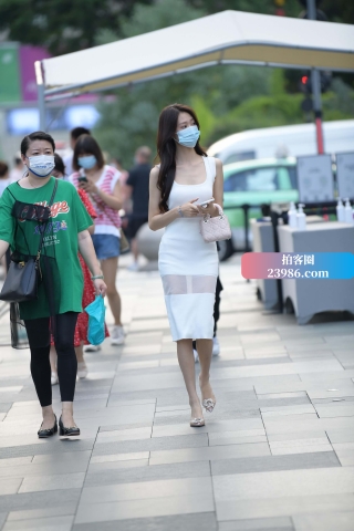 街拍白裙高跟美女
