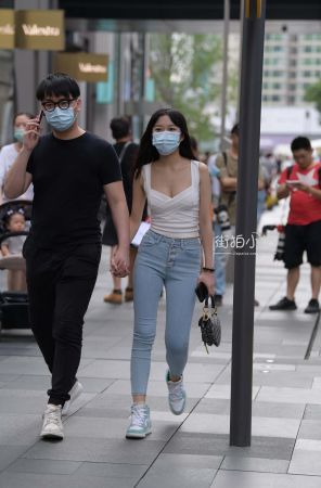 街拍低胸蓝牛小女友~