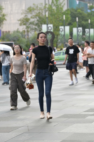 街拍那这一株花的牛仔裤美眉