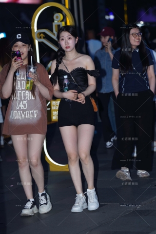 街拍黑色热裤，白嫩腿腿小妞