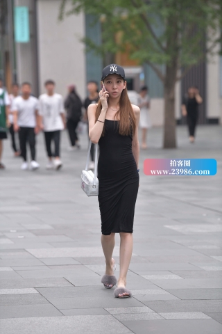 街拍娇小身材的妹子