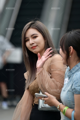 ★大方黑色热裤美女