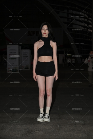 白皙美腿热裤女生